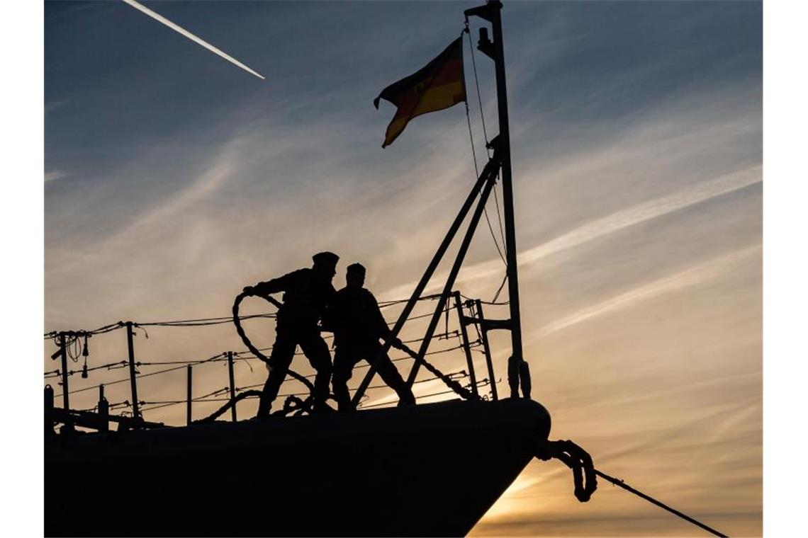 Zwei Marinesoldaten stehen auf dem Bug der Fregatte „Augsburg“. Die „Augsburg“ lief damals zur Operation „Sophia“ aus. Foto: Mohssen Assanimoghaddam/dpa