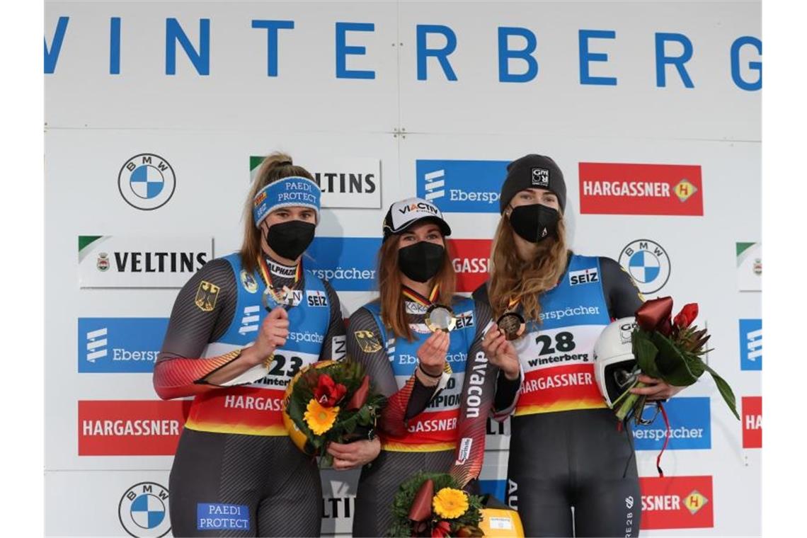 Deutschland feiert Dreifach-Triumph im Rodeln Zwei Medaillen für Deutschland: Silber für Geisenberger, Gold für Taubitz. Foto: Friso Gentsch/dpa