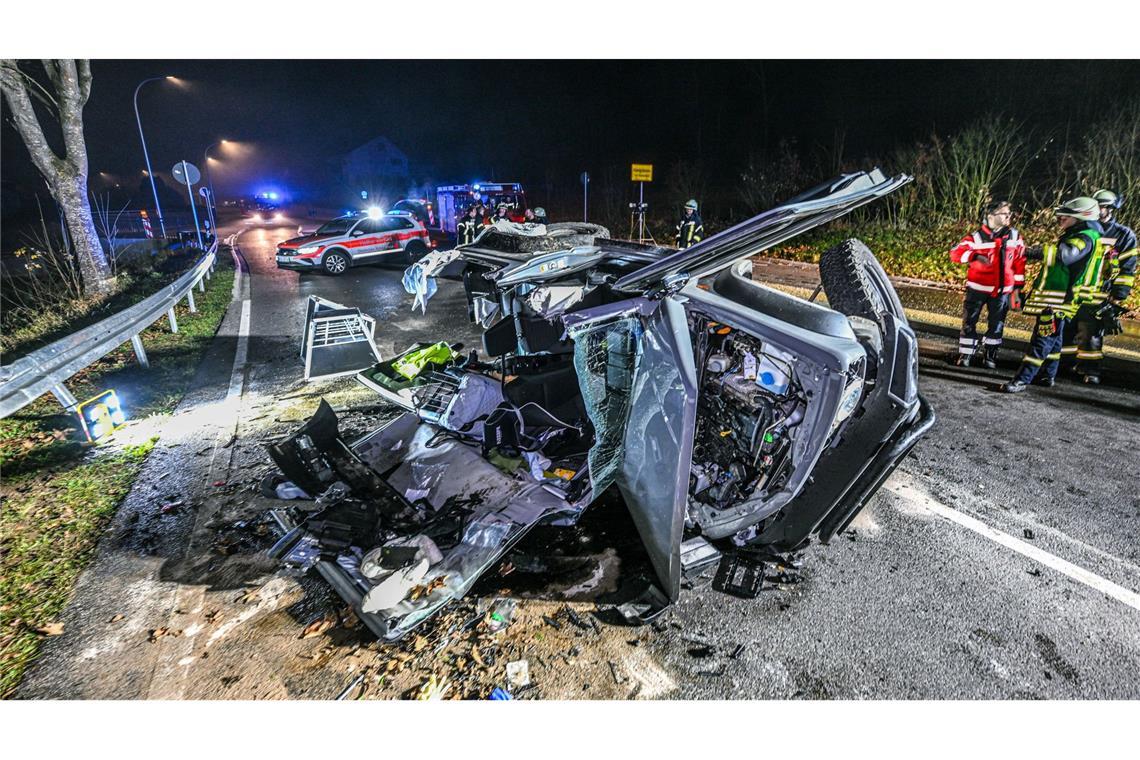 Zwei Menschen sind bei einem Frontalzusammenstoß zweier Autos auf der Bundesstraße im Landkreis Heidenheim verletzt worden.