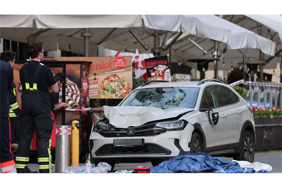Zwei Menschen sind gestorben, nachdem ein Auto in eine Menschengruppe in Leipzig gefahren ist.