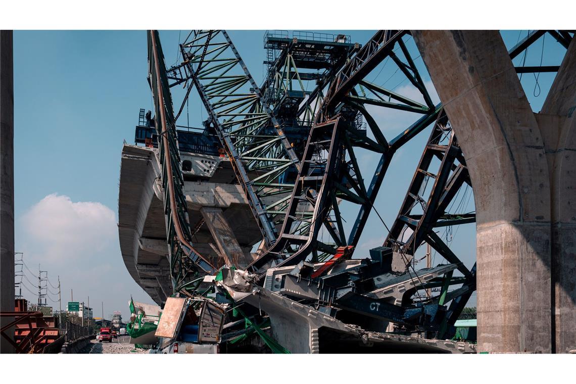 Zwei Menschen sind ums Leben gekommen, mehrere weitere wurden verletzt, als der Baukran auf eine Schnellstraße stürzte.