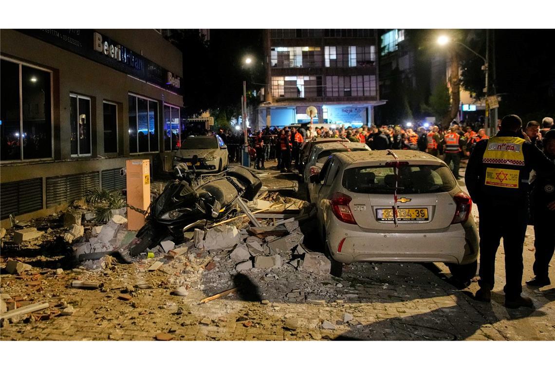 Zwei Menschen werden beim Einschlag einer Rakete in Ramat Gan getötet.