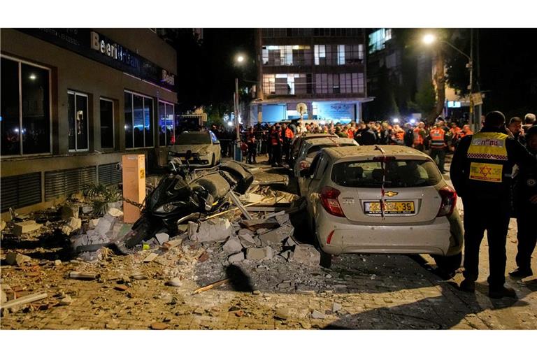Zwei Menschen werden beim Einschlag einer Rakete in Ramat Gan getötet.