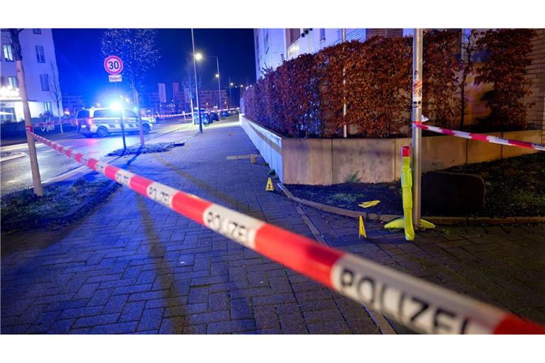 Zwei Menschen werden mit Schussverletzungen in eine Klink gebracht.