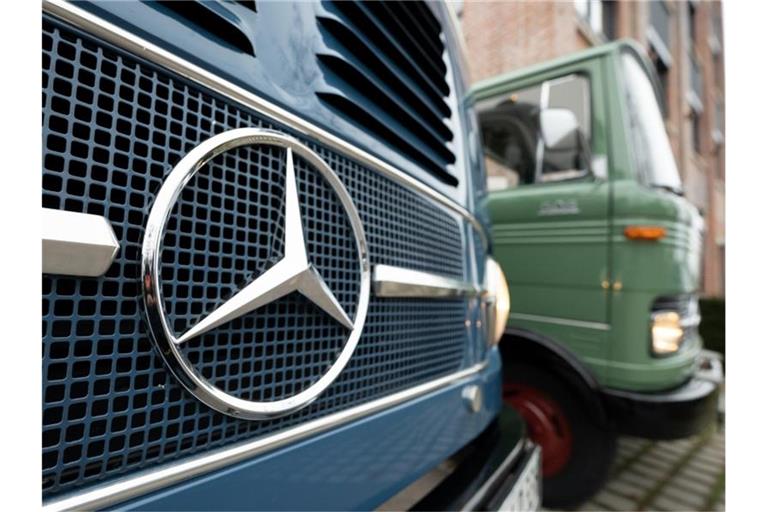 Zwei Mercedes-Benz LKW-Oldtimer stehen in Fellbach vor dem Archiv des Fahrzeugherstellers Daimler. Foto: Bernd Weißbrod/dpa