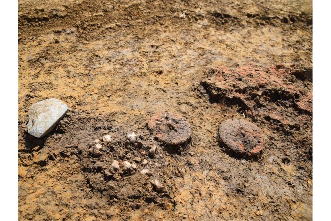 Zwei Tonräder in mehr als 4000 Jahre altem Grab entdeckt Zwei Miniräder aus Ton in einem Kindergrab aus der Kupferzeit. Foto: Archäologiebüro Dr. Woidich GmbH