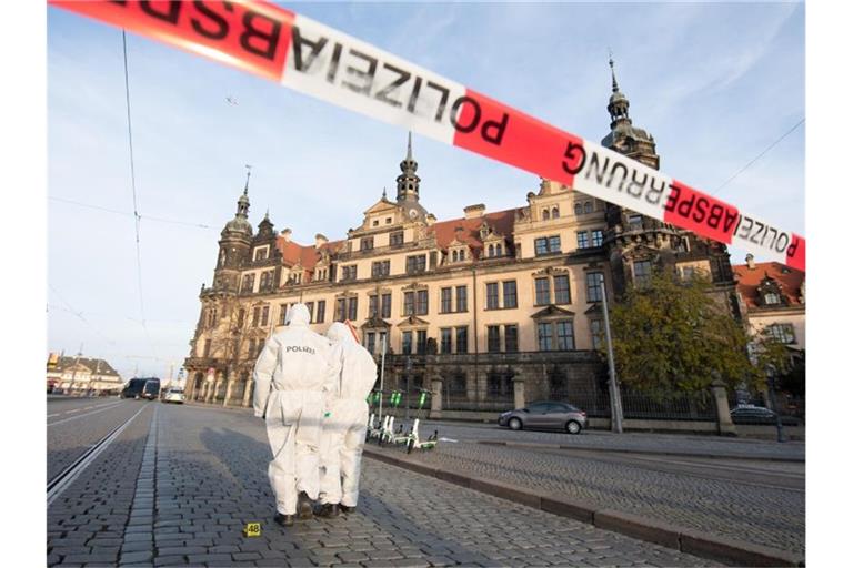 Zwei Mitarbeiter der Spurensicherung stehen im November 2019 vor dem Dresdner Residenzschloss mit dem Grünen Gewölbe hinter einem Absperrband. Foto: Sebastian Kahnert/zb/dpa