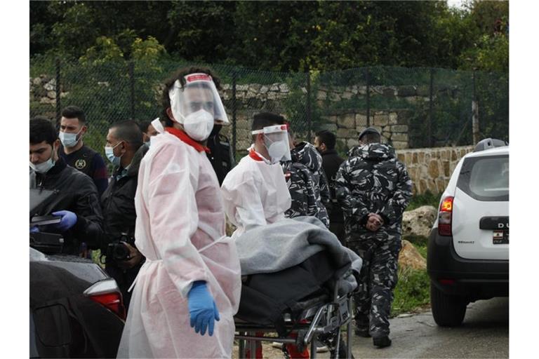 Zwei Mitarbeiter des Libanesischen Roten Kreuzes transportieren den Leichnam Lukman Slim. Foto: Mohammed Zaatari/AP/dpa