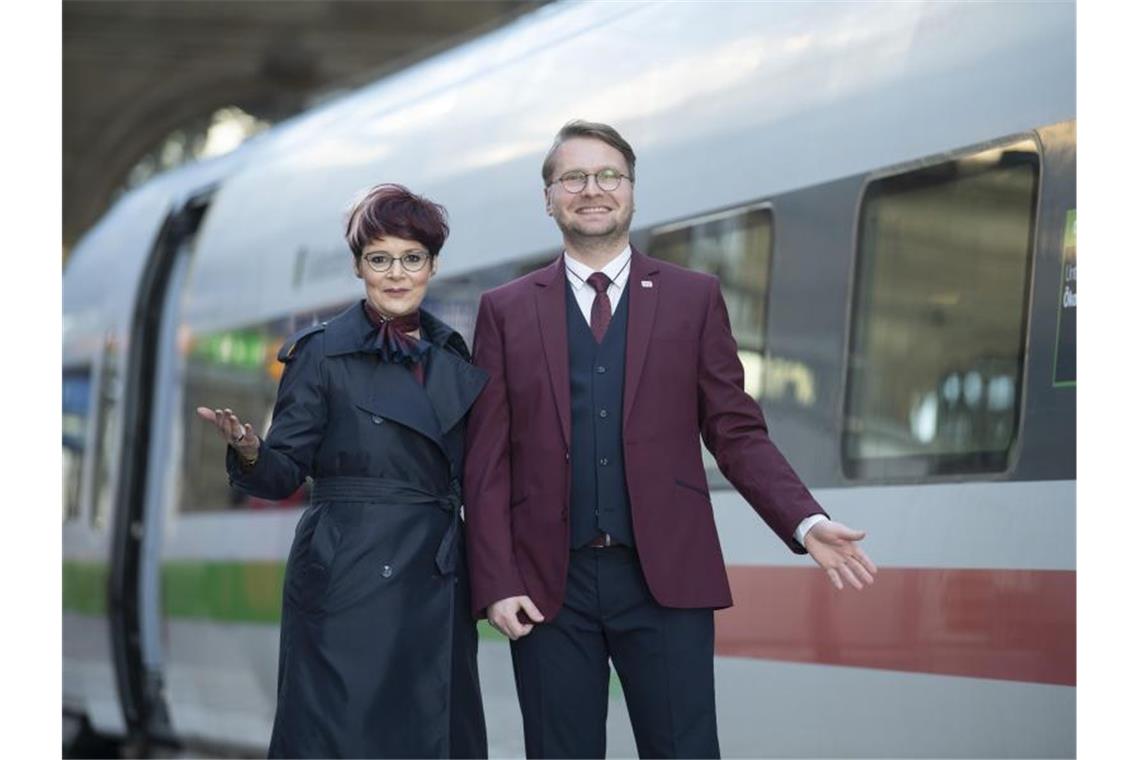 Zwei Mitarbeiter präsentieren die neue Dienstkleidung der Deutschen Bahn. Foto: Boris Roessler/dpa
