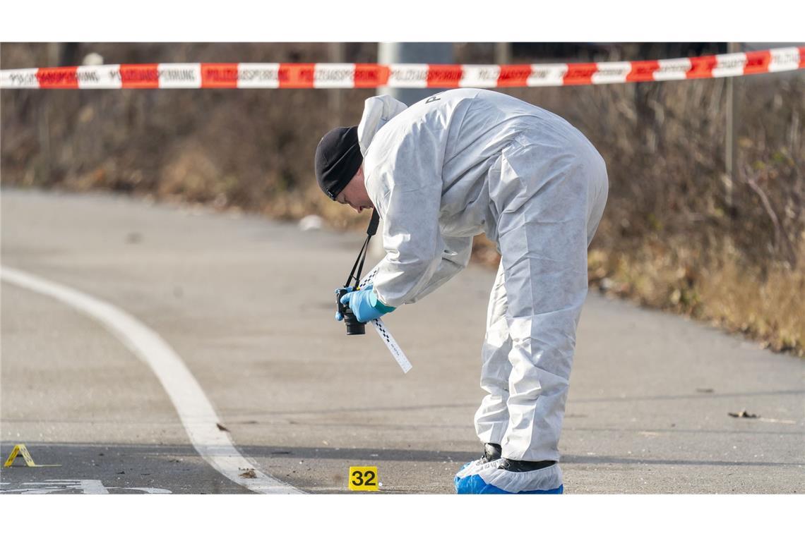 Zwei Mitarbeiter sind bei einem Messerangriff in einem Einkaufszentrum in Ulm verletzt worden.