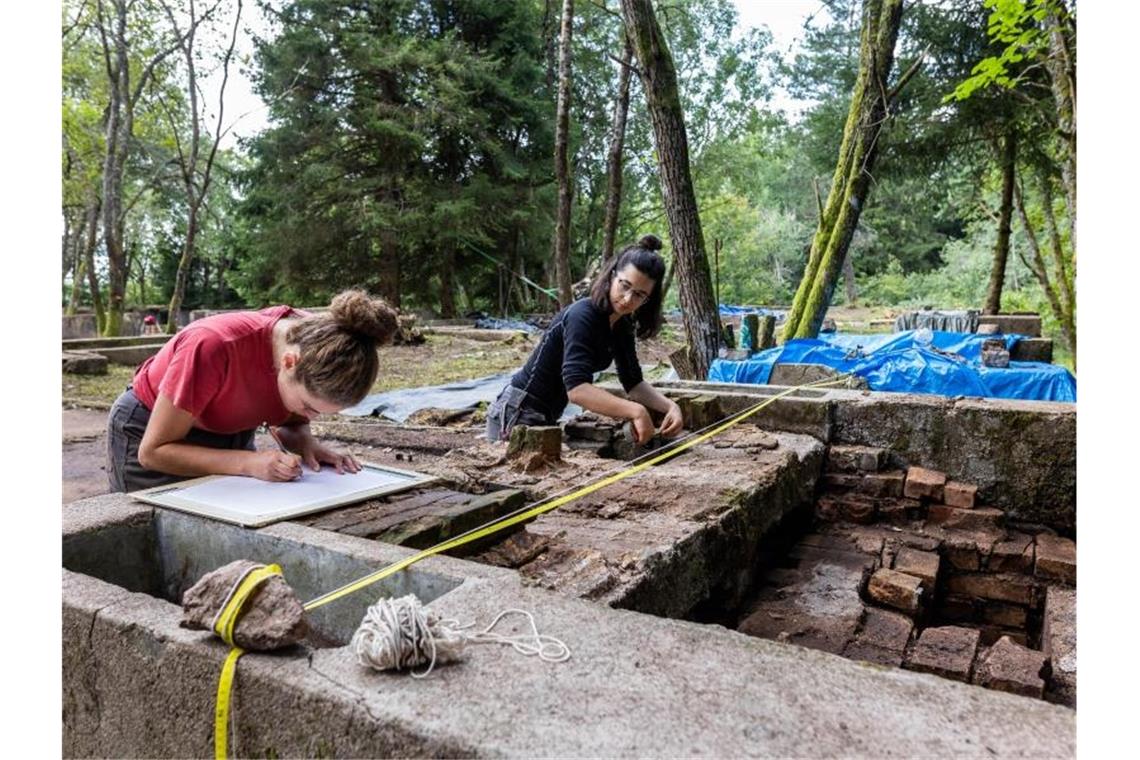 Archäologen erforschen das ehemalige KZ Natzweiler-Struthof Zwei Mitarbeiterinnen der Universität Strasbourg kartographieren einen Schmiedeofen. Foto: Philipp von Ditfurth/dpa/archivbild