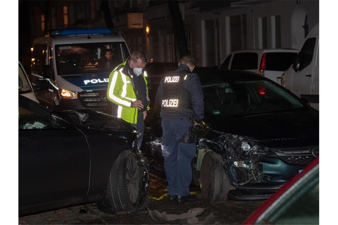 Fünf verletzte Polizisten nach Verfolgungsfahrt in Berlin Zwei nach einem Zusammenstoß zerstörte Fahrzeuge in Neukölln. Bei einer Verfolgungsfahrt sind fünf Polizisten verletzt worden. Foto: Paul Zinken/dpa