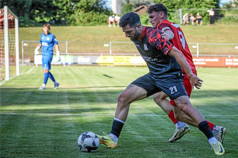 Zwei Neue im Duell: Charalambos Parharidis von der TSG Backnang (vorne) agierte als Innenverteidiger, Luca Molinari von der SG Sonnenhof als Linksverteidiger. Foto: Alexander Becher