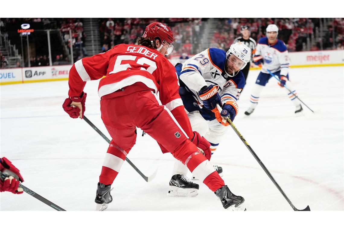 Zwei NHL-Topstars gemeinsam für Deutschland: Moritz Seider (l) und Leon Draisaitl (r). (Archivbild)