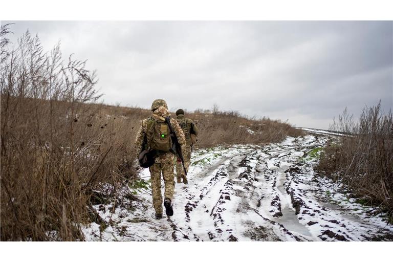 Zwei Offiziere des ukrainischen Grenzschutzes begeben sich in der Region Sumy auf ihren Posten.
