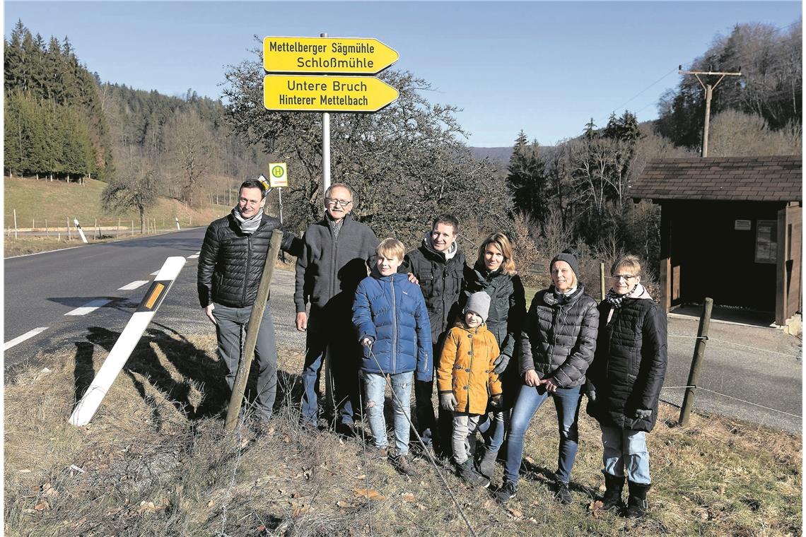 Zwei Ortsschilder versammeln die Namen der Anwesen der Weilergemeinschaft südlich von Murrhardt nahe dem Teilort Mettelbach. Die Bewohner haben eine gute Balance von Geben und Nehmen, Leben und Leben-Lassen gefunden – hier (hinten von links) mit Rolf Krawtschuk, Alwin Mangold, Martin Röhrle, Annika Siegle, Evi Huber und Birgit Mangold sowie (vorne von links) Paul Röhrle und Nathanael Siegle. Foto: J. Fiedler