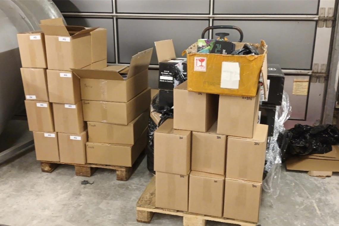 Kripo und Zollamt durchsuchen Shisha-Bar im Rems-Murr-Kreis Zwei Paletten Shisha-Tabak - fast 550 Kilogramm - wurden durch die Beamten sichergestellt. Bild: Zollverwaltung