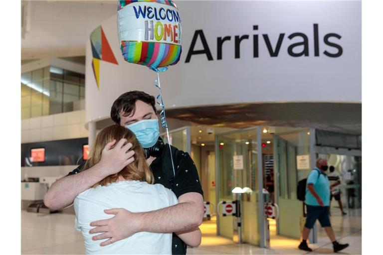 Zwei Personen umarmen sich in der Ankunftshalle am Flughafen Perth. Australien öffnet nach fast zwei Jahren wieder seine Grenzen für internationale Touristen. Foto: Richard Wainwright/AAP/dpa