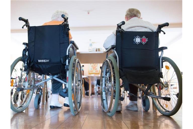 Zwei pflegebedürftige Frauen sitzen in einem Pflegeheim in ihren Rollstühlen nebeneinander. Foto: Sebastian Kahnert/dpa-Zentralbild/dpa/Symbolbild