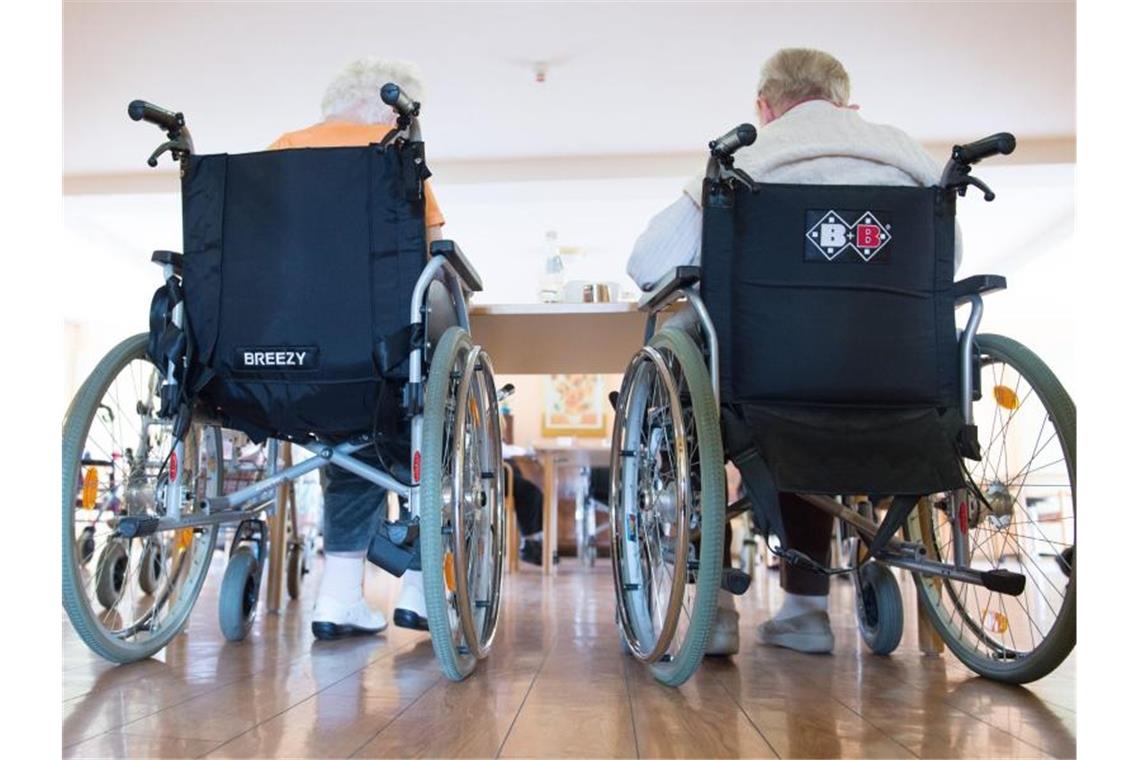 Zwei pflegebedürftige Frauen sitzen in einem Pflegeheim in ihren Rollstühlen nebeneinander. Foto: Sebastian Kahnert/dpa-Zentralbild/dpa/Archivbild