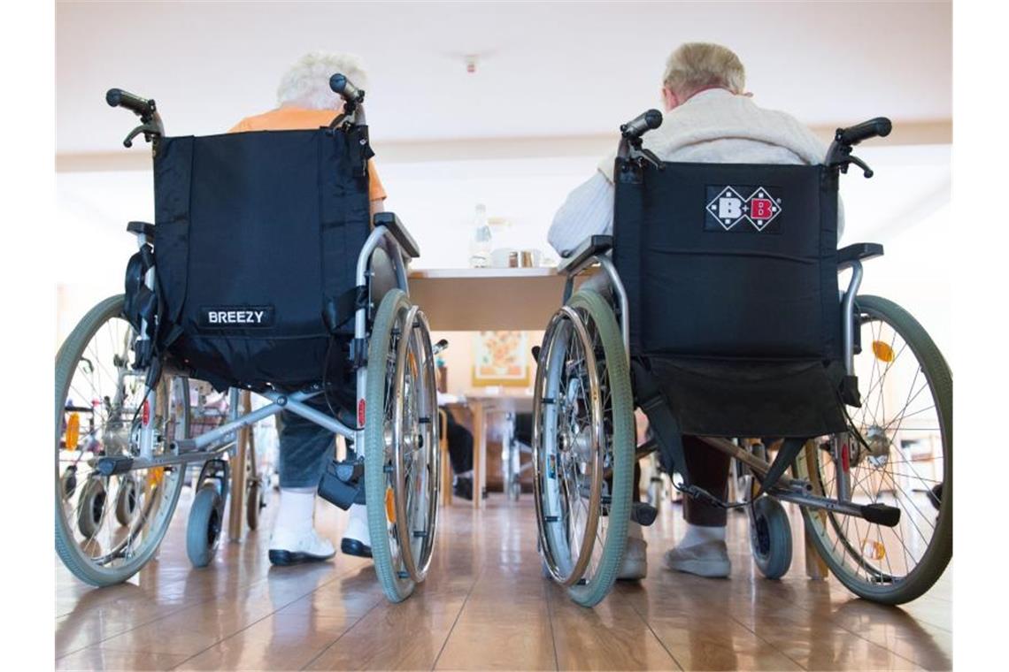 Zwei pflegebedürftige Frauen sitzen in einem Pflegeheim in ihren Rollstühlen nebeneinander. Foto: Sebastian Kahnert/dpa-Zentralbild/dpa/Symbolbild