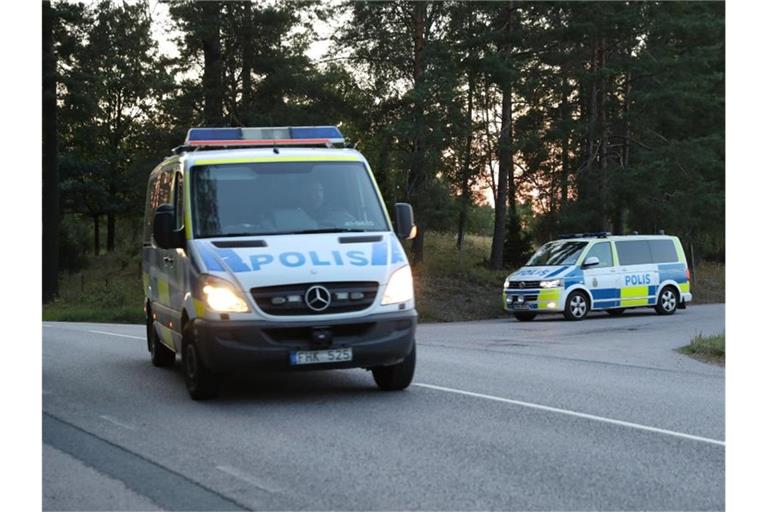 Zwei Polizeiautos verlassen das Gelände des Hallby-Gefängnisses in der Nähe von Eskilstuna, Schweden. Foto: Per Karlsson/TT NEWS AGENCY/dpa