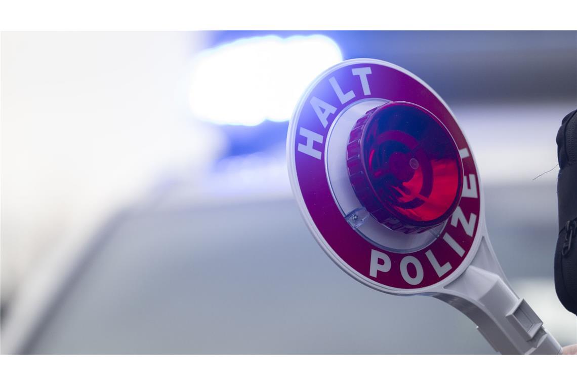Zwei Polizeibeamte sind bei einem Unfall nahe Hilzingen im Kreis Konstanz verletzt worden. (Symbolbild)