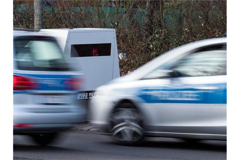 Zwei Polizeiwagen fahren zu einem Tatort. Foto: Bernd von Jutrczenka/dpa
