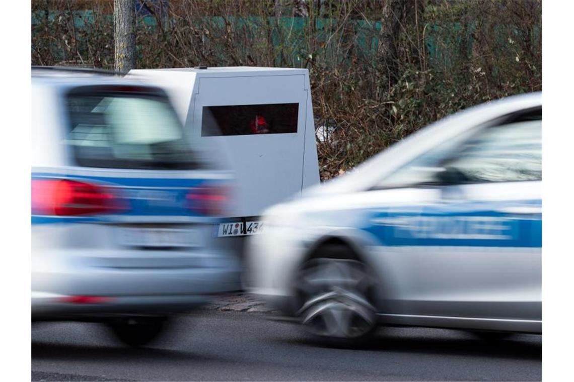 Zwei Polizeiwagen. Foto: Bernd von Jutrczenka/dpa