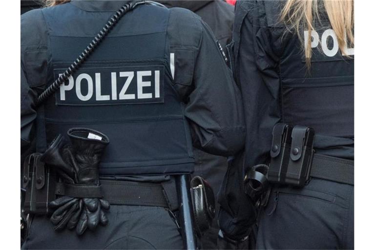 Zwei Polizisten auf Streife. Foto: Boris Roessler/dpa/Symbolbild