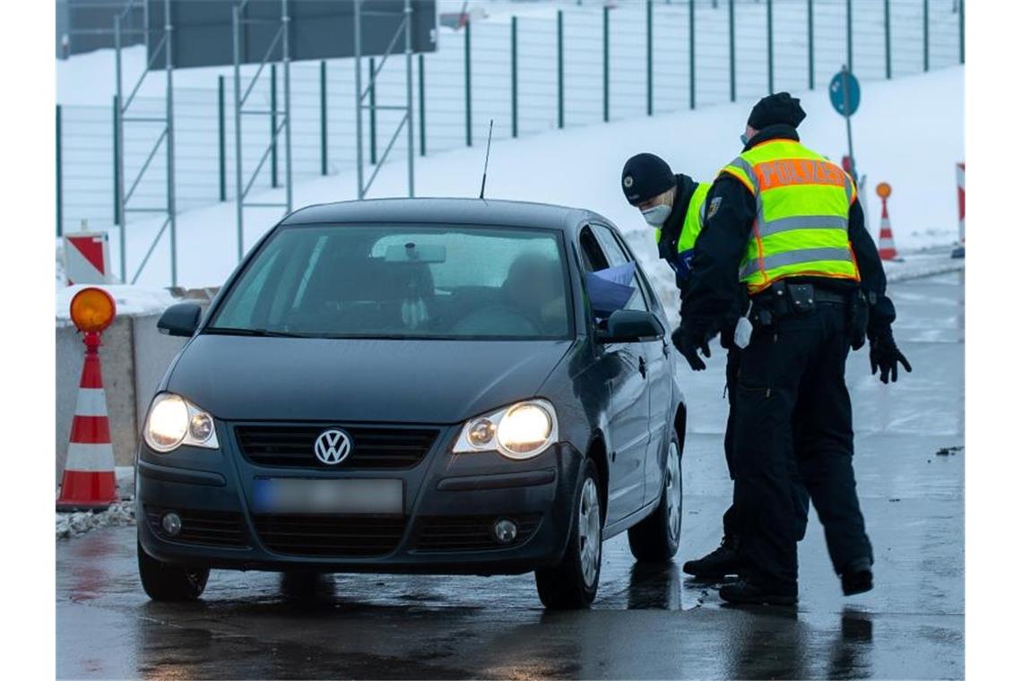 Zwei Polizisten der Bundespolizei bei der Kontrolle von Reisenden und Pendler auf dem Parkplatz Am Heidenholz an der A17 nahe Breitenau. Foto: Daniel Schäfer/dpa-Zentralbild/dpa