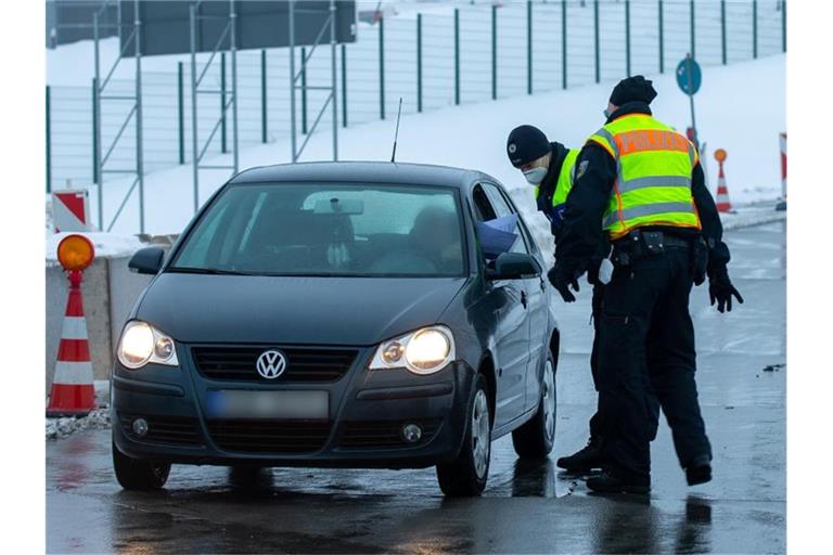 Zwei Polizisten der Bundespolizei bei der Kontrolle von Reisenden und Pendler auf dem Parkplatz Am Heidenholz an der A17 nahe Breitenau. Foto: Daniel Schäfer/dpa-Zentralbild/dpa