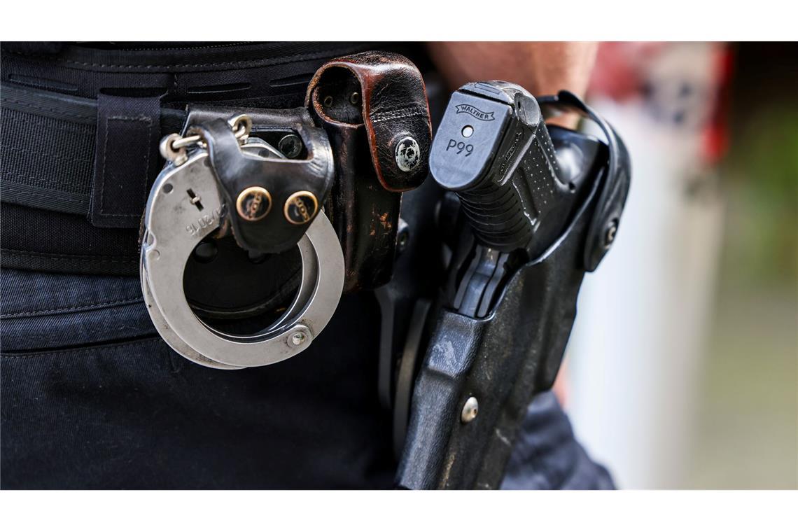 Zwei Polizisten erschießen einen Hund bei einem Einsatz im Kreis Harburg. (Symbolbild)
