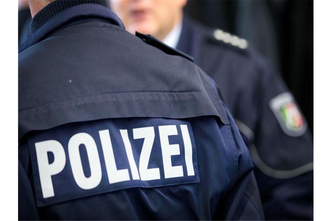 Diebesserie vor Aufklärung: Rund 300.000 Euro Schaden Zwei Polizisten stehen beieinander. Foto: Friso Gentsch/dpa/Symbolbild