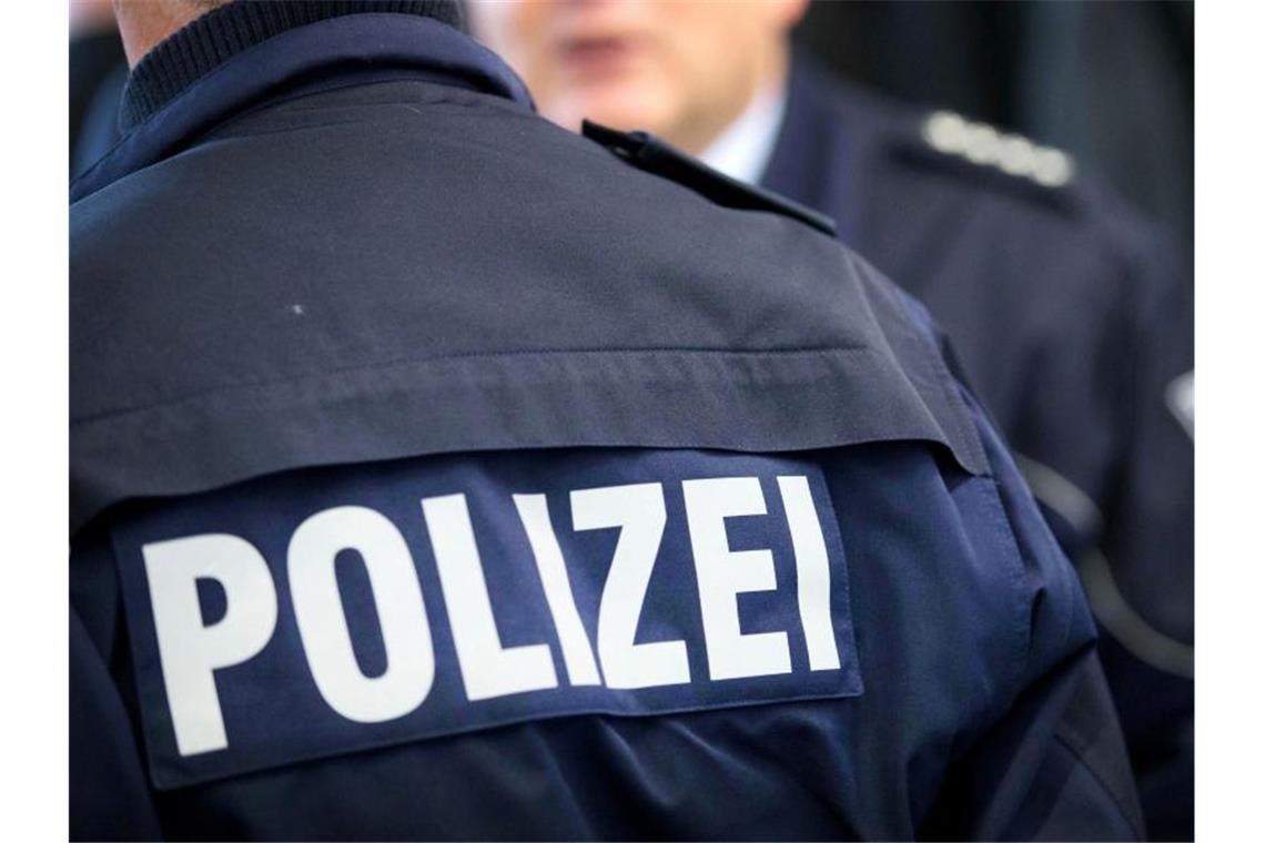 Senior trifft Großfamilie im Park Zwei Polizisten stehen beieinander. Foto: Friso Gentsch/dpa/Symbolbild