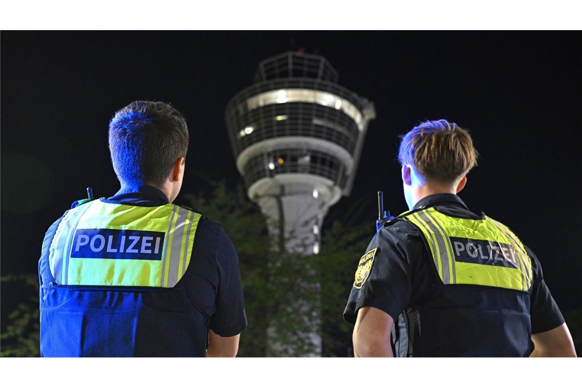Zwei Polizisten stehen vor dem Tower am Münchner Flughafen.