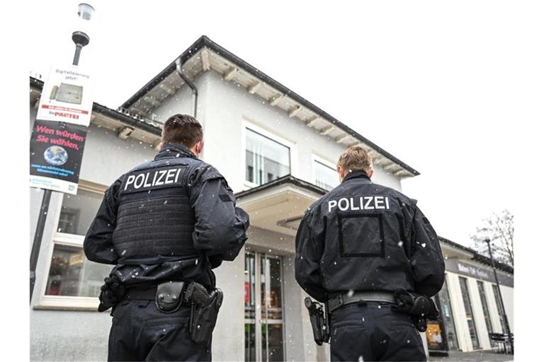 Zwei Polizisten vor dem Bahnhofsgebäude in Ravensburg. Foto: Felix Kästle/dpa