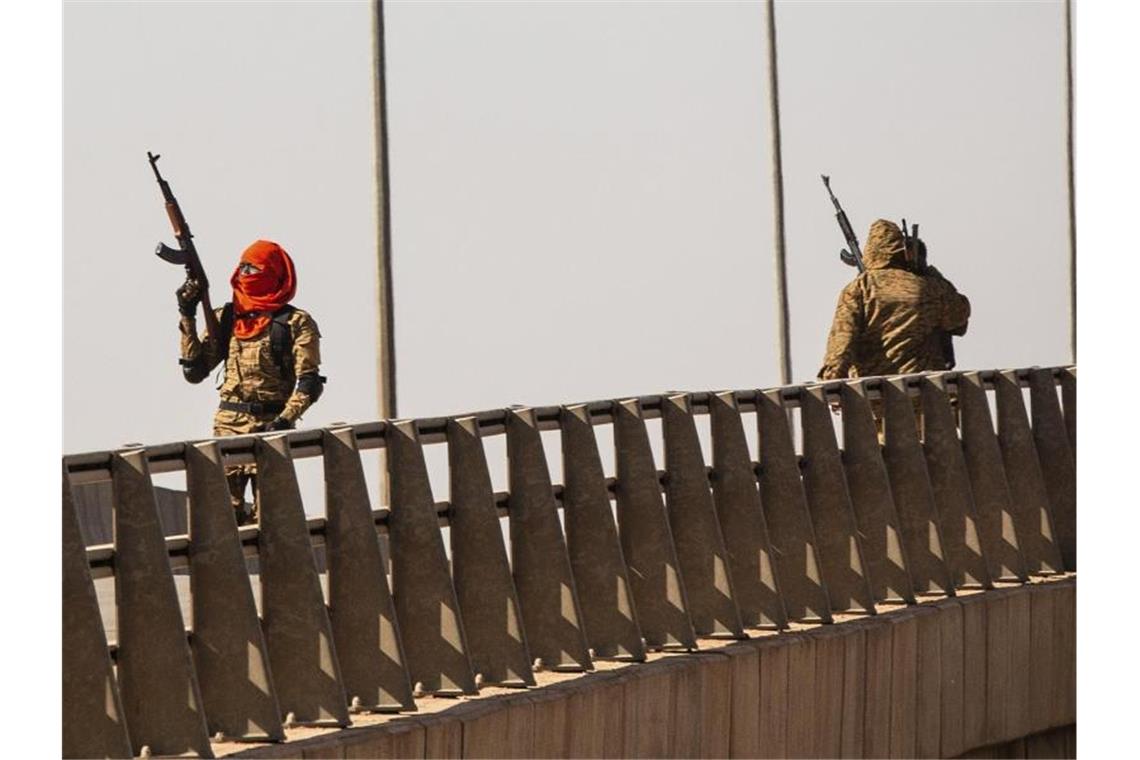 Militärputsch: Sorge um Stabilität in Westafrika Zwei rebellische Soldaten in in der Hauptstadt Ouagadougou. Foto: Sophie Garcia/AP/dpa