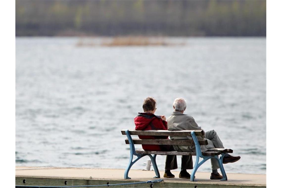 Zwei Rentner genießen die Aussicht auf einen See: Rente mit 63 ist weiter voll im Trend. Foto: Jan Woitas/dpa-Zentralbild/dpa