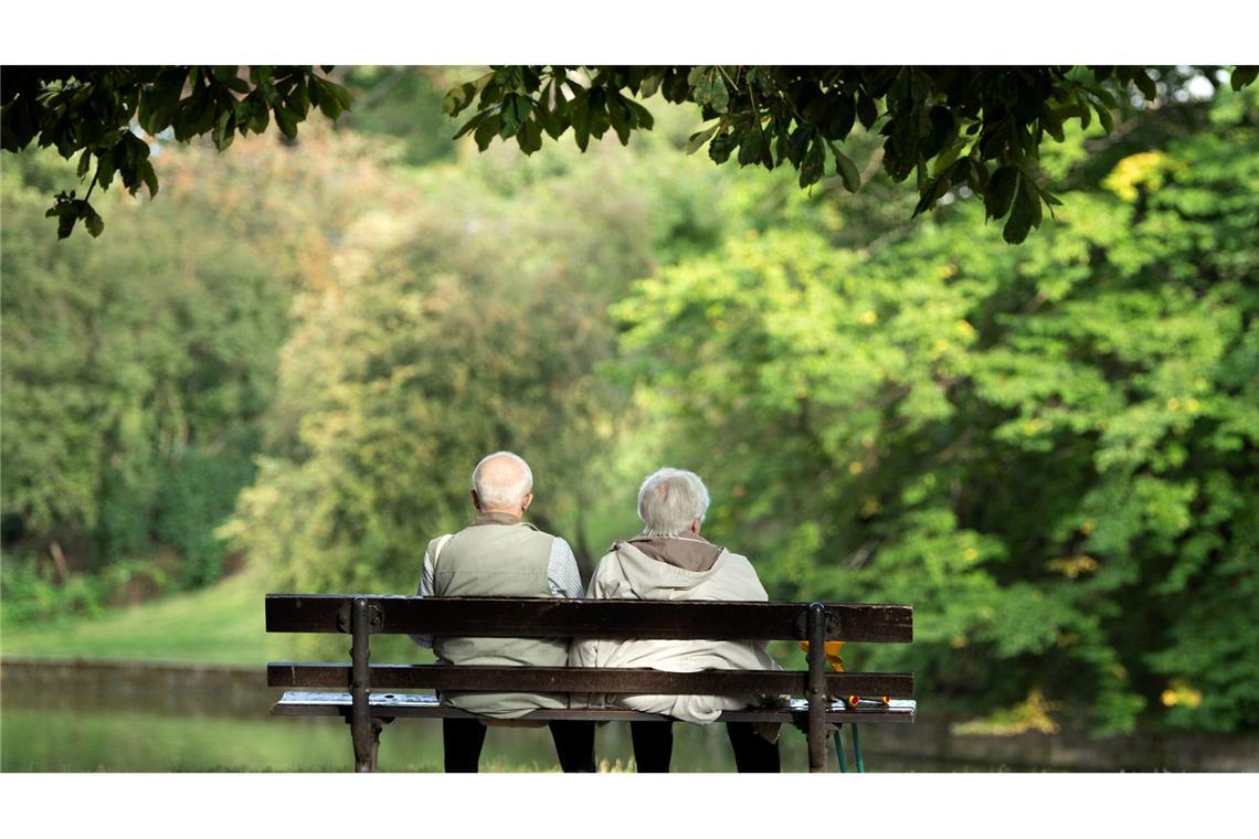 Zwei Rentner sitzen auf einer Bank.