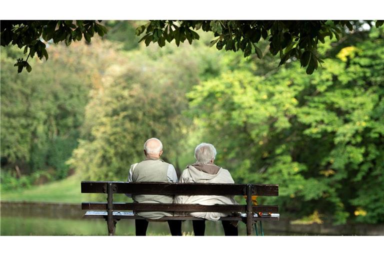 Zwei Rentner sitzen auf einer Bank.