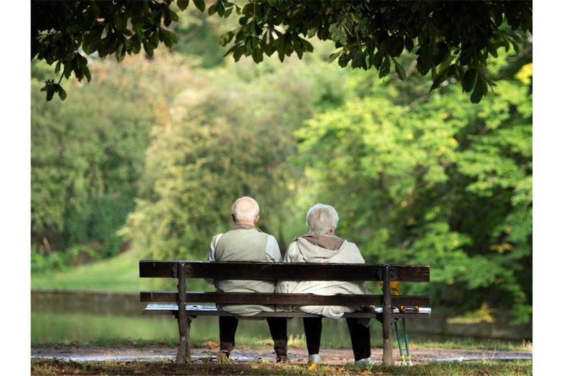 Zwei Rentner sitzen auf einer Bank. Berater der Bundesregierung fürchten „schockartig steigende Finanzierungsprobleme in der gesetzlichen Rentenversicherung ab 2025“. Foto: Sebastian Kahnert/dpa-Zentralbild/dpa
