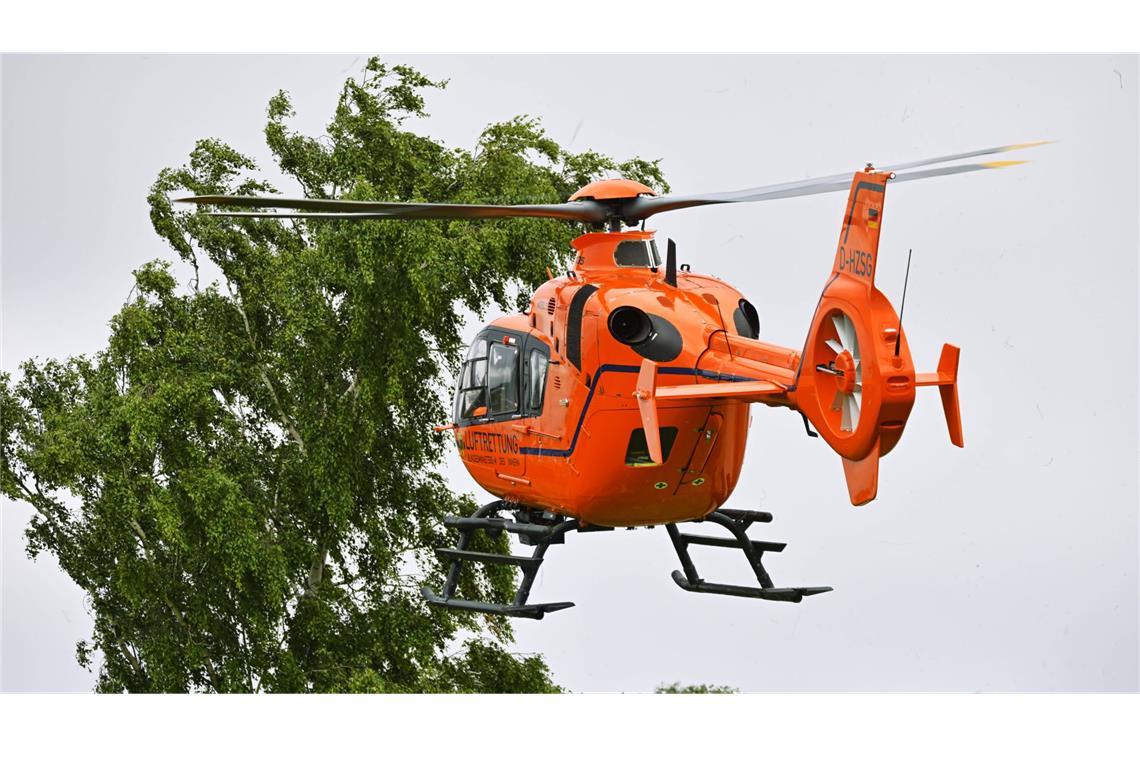 Kollision mit Krankenfahrstuhl – 84-jähriger Motorradfahrer stirbt Zwei Rettungshubschrauber waren im Einsatz. (Symbolbild)