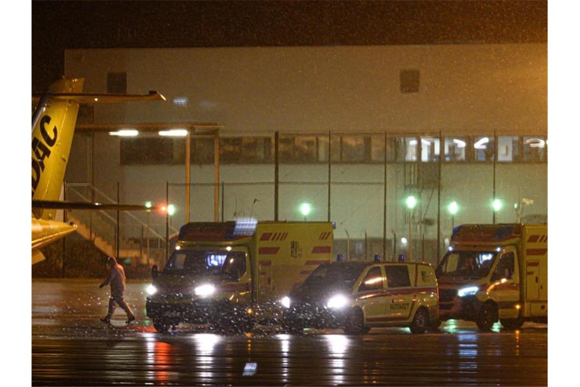 Sieben-Tage-Inzidenz erreicht erneut Höchststand Zwei Rettungswagen mit Corona-Patienten, die nach Bremen ausgeflogen werden, stehen in der Nacht auf dem Flufhafen Dresden International. Foto: Robert Michael/dpa-Zentralbild/dpa