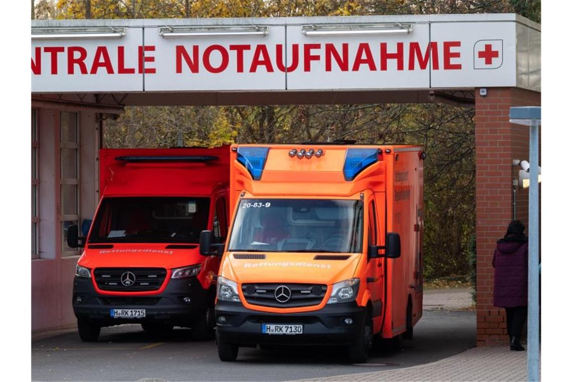 Zwei Rettungswagen stehen an der Zentralen Notaufnahme eines Klinikums in der Region Hannover. (Archivbild). Foto: Julian Stratenschulte/dpa