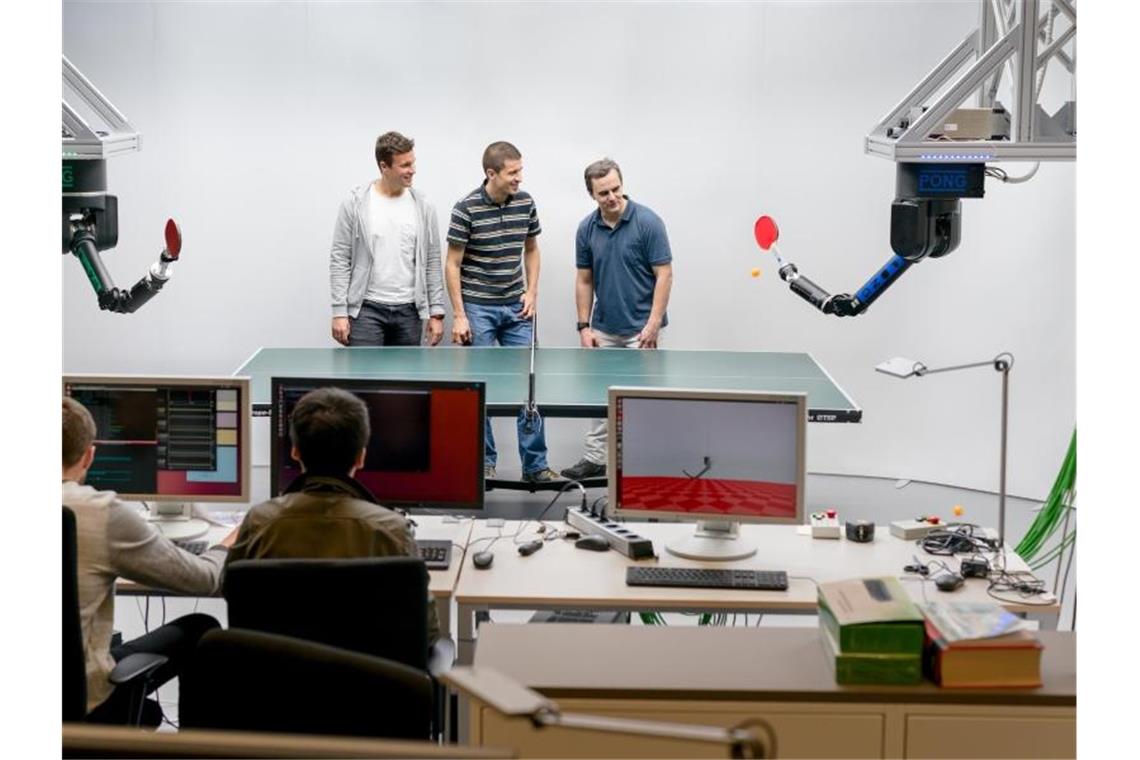 Zwei Roboter spielen im Labor des Max-Planck-Instituts Tischtennis gegeneinander. Foto: Wolfram Scheible/Cyber Valley/dpa/Archivbild