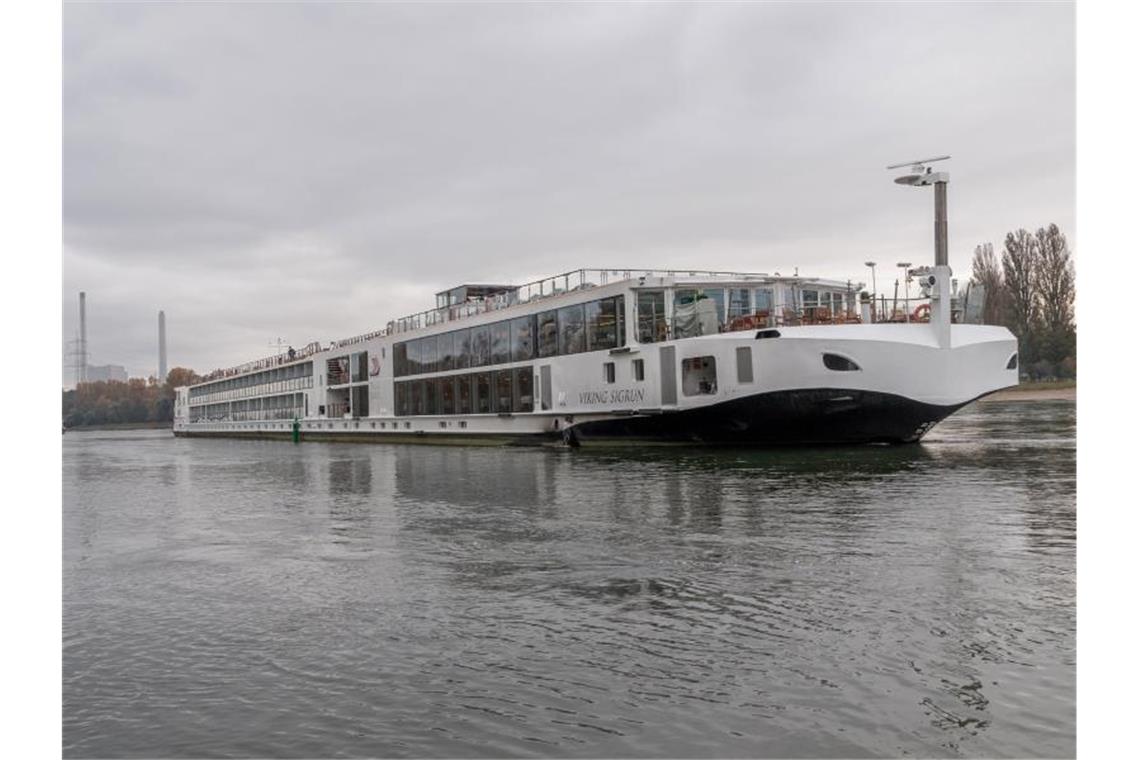 Nach Havarie: Rhein bleibt vorerst gesperrt Zwei Schiffe haben sich auf dem Rhein bei Hagenbach in Rheinland-Pfalz festgefahren. Foto: Aaron Klewer/Einsatz-Report24/dpa