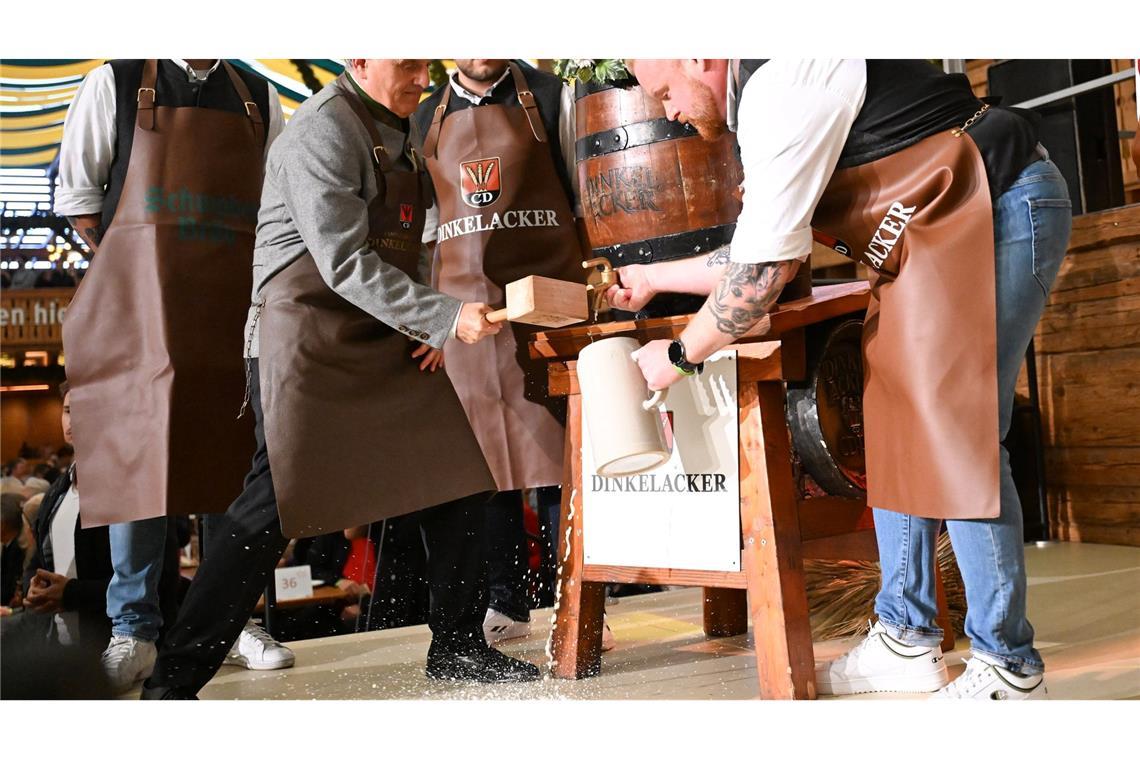 Cannstatter Volksfest mit zwei Schlägen eröffnet Zwei Schläge brauchte Stuttgarts Oberbürgermeister Frank Nopper (CDU) für den Fassanstich.