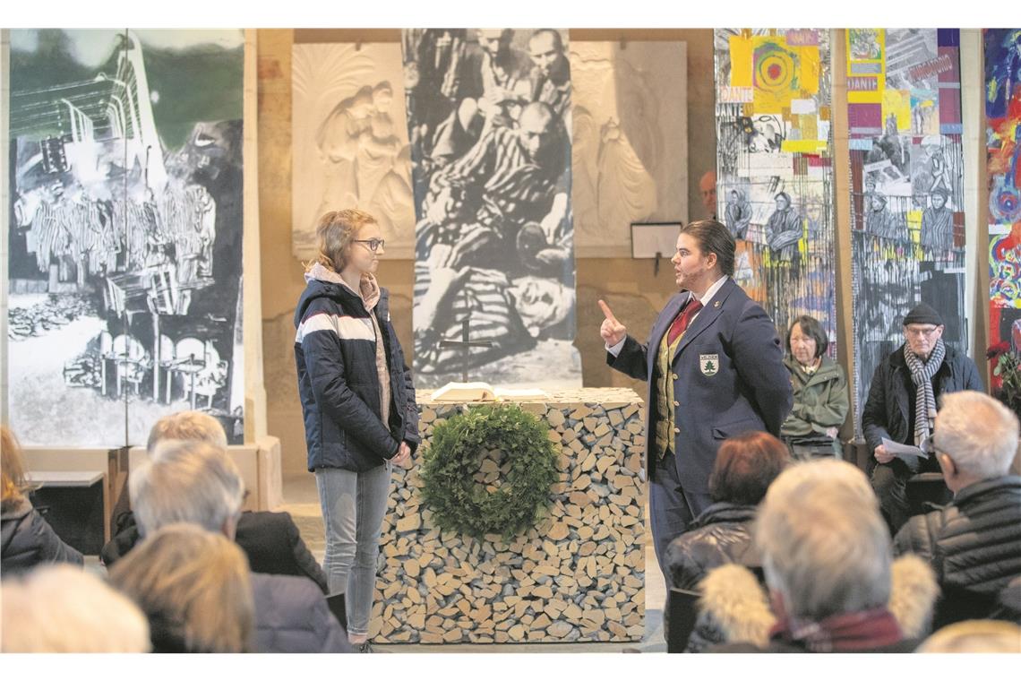 Betroffenheit zum Holocaust-Gedenktag Zwei Schülerinnen des Welzheimer Limes-Gymnasiums, Anna Lena Hinderer (rechts) und Amelie Jeck, sprechen eine Szene aus einem Theaterprojekt ihrer Schule. Foto: A. Becher