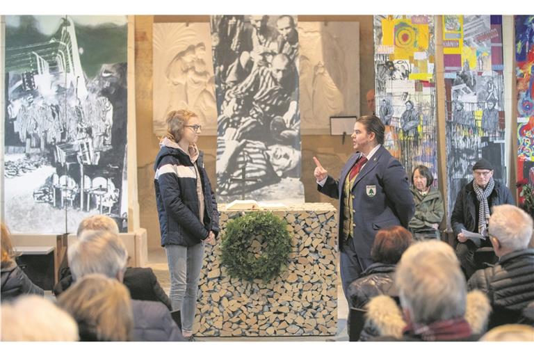 Zwei Schülerinnen des Welzheimer Limes-Gymnasiums, Anna Lena Hinderer (rechts) und Amelie Jeck, sprechen eine Szene aus einem Theaterprojekt ihrer Schule. Foto: A. Becher